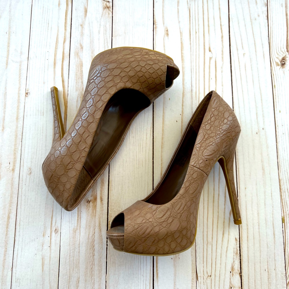 Jennifer Lopez Tan Peep Toe Heels